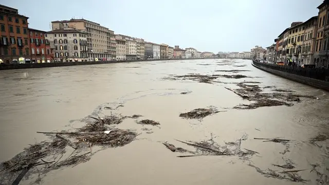 Maltempo, installate le paratie alle spallette per il passaggio dell’ondata di piena dell’Arno a Pisa 14 Marzo 2024 ANSA/CLAUDIO GIOVANNINI