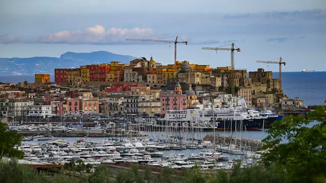 L'agglomerato urbano di Pozzuoli con centinaia di palazzi che si affacciano sul litorale Flegreo, 29 maggio 2024. ANSA/ CIRO FUSCO