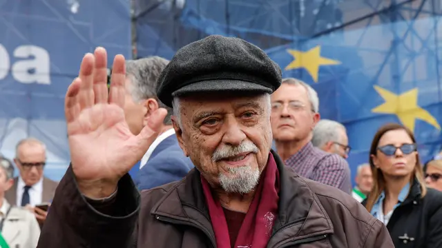 Achille Occhetto a Piazza del Popolo durante la manifestazione ‘Una piazza per l’Europa’, Roma, 15 Marzo 2025. ANSA/GIUSEPPE LAMI