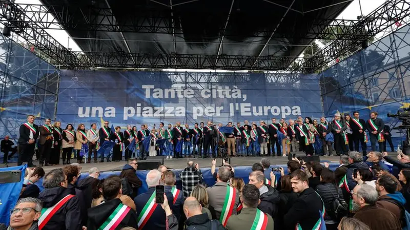 La manifestazione per l'Europa in piazza del Popolo a Roma
