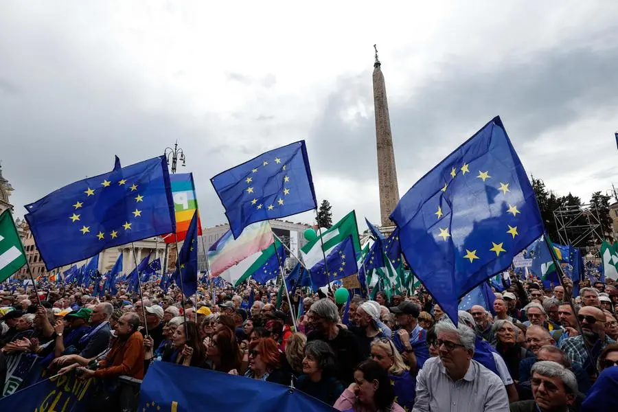 La manifestazione per l'Europa in piazza del Popolo a Roma