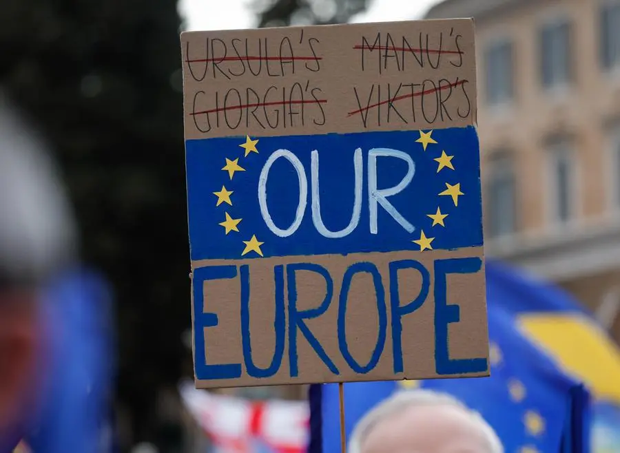 La manifestazione per l'Europa in piazza del Popolo a Roma