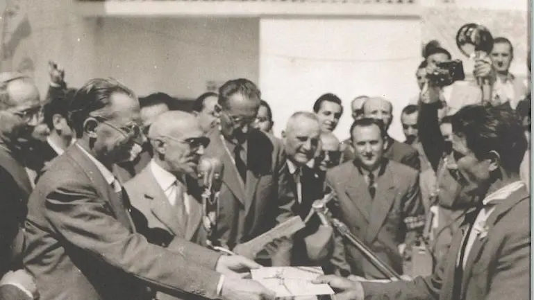 Alla consegna delle case del Piano Fanfani nel '52 a Matera - © www.giornaledibrescia.it