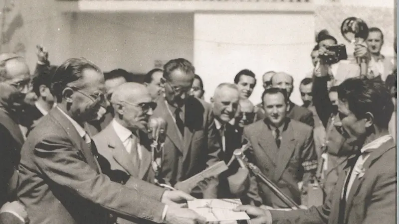 Alla consegna delle case del Piano Fanfani nel '52 a Matera - © www.giornaledibrescia.it