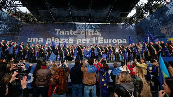 epa11966512 People attend the pro-Europe march 'A square for Europe' at the Piazza del Popolo, in Rome, Italy, 15 March 2025. The pro-Europe rally was attended by many representatives of centre-left parties, lawmakers, labour union members, associations and mayors, inculding Rome's Roberto Gualtieri. EPA/GIUSEPPE LAMI