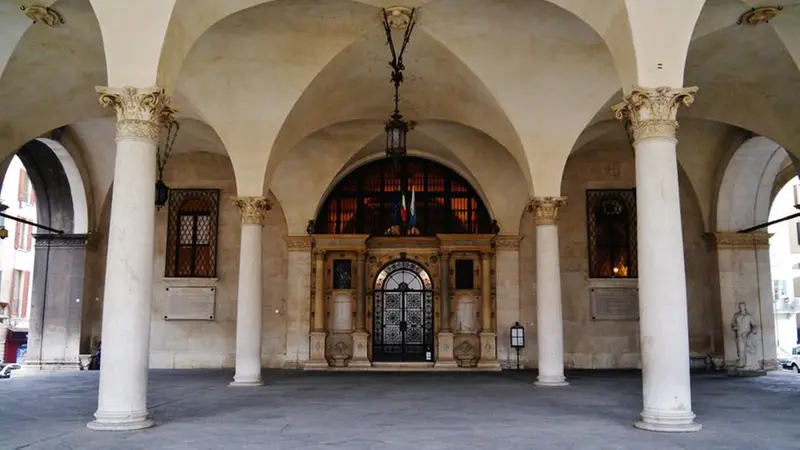 Il portico della Loggia dove l'opera era esposta