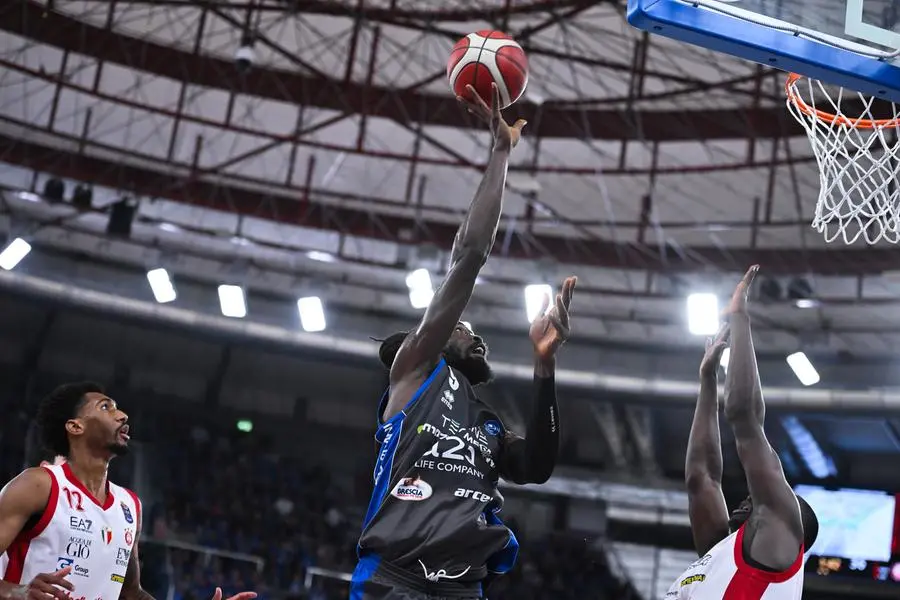 Basket, gli scatti di Germani-Milano