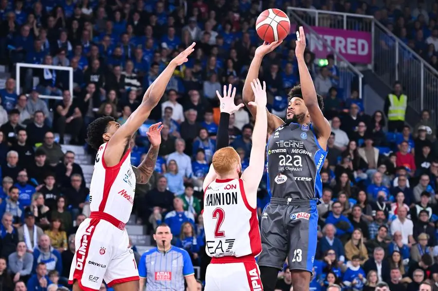 Basket, gli scatti di Germani-Milano