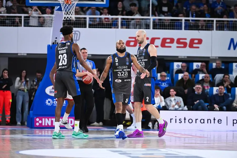 Basket, gli scatti di Germani-Milano