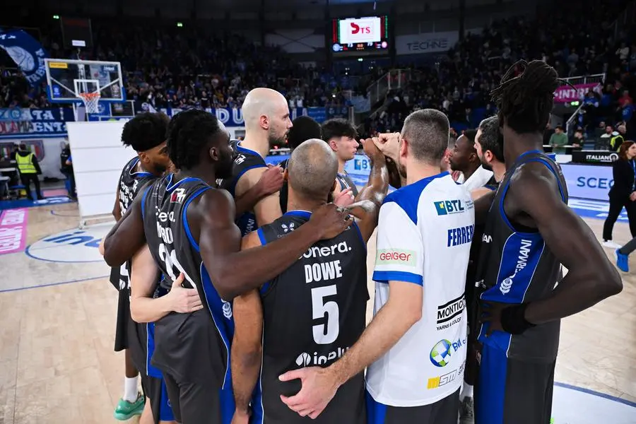 Basket, gli scatti di Germani-Milano