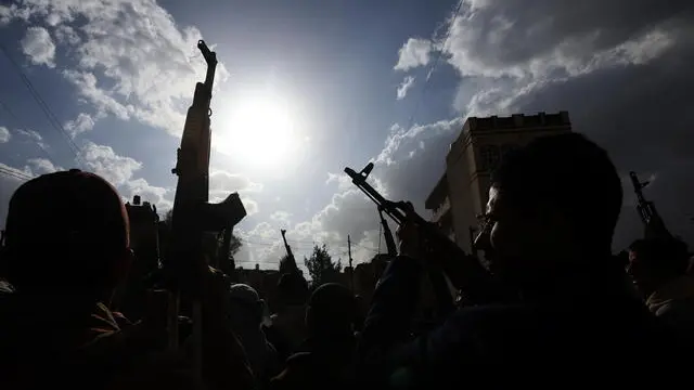 epa11956925 Houthi supporters chant slogans and brandish weapons during a protest against Israel's blockade of Gaza aid in Sana'a, Yemen, 11 March 2025. Yemen's Houthi leader, Abdul-Malik al-Houthi, has threatened that his group will resume maritime attacks against Israel if it does not lift its blockade of aid into the Gaza Strip. The Houthis had launched numerous drone and missile attacks targeting Israeli cities and shipping vessels in the Red Sea over 2024 in support of the Palestinians in Gaza. EPA/YAHYA ARHAB