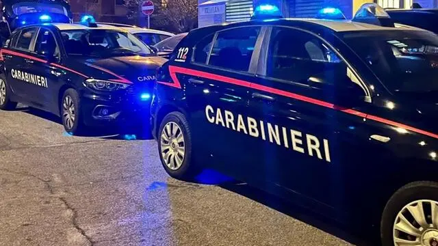 Carabinieri durante l'operazione anti droga eseguita nel quartiere San Giovanni di Roma che ha portato all'esecuzione di un’ordinanza di applicazione di custodia cautelare in carcere - emessa dal G.I.P. del Tribunale di Roma su richiesta della locale Procura della Repubblica nei confronti di 5 uomini, a vario titolo, per i reati di traffico e detenzione illecita di sostanze stupefacenti, rapina e lesioni personali in concorso, aggravati dall’aver agito con armi e in più persone riunite. L'indagine, da febbraio a giugno 2024, ha consentito di raccogliere gravi indizi di colpevolezza in ordine all’esistenza di un sistema di vendita di droga del tipo cocaina e crack, che avveniva a seguito di ricezione degli ordinativi via telefono, spesso attraverso gli applicativi di messaggistica istantanea. ANSA/UFFICIO STAMPA CARABINIERI (droga, operazione, simbolica, generica, controlli, carabinieri, macchina, cane) +++ ANSA PROVIDES ACCESS TO THIS HANDOUT PHOTO TO BE USED SOLELY TO ILLUSTRATE NEWS REPORTING OR COMMENTARY ON THE FACTS OR EVENTS DEPICTED IN THIS IMAGE; NO ARCHIVING; NO LICENSING +++