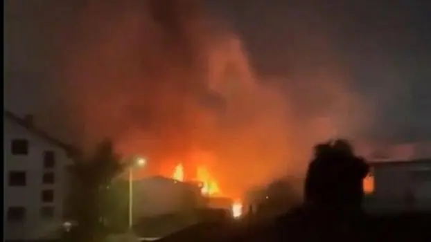 Un incendio scoppiato in una discoteca della Macedonia del Nord, dove più di mille persone si erano radunate per un concerto, ha causato la morte di almeno 50 persone, ha riferito l'agenzia statale Mia citando il ministero dell'Interno. "Almeno 50 persone sono morte in una discoteca a Kocani", una cittadina a circa 100 chilometri a est della capitale Skopje, dove "intorno1.500 persone assistevano ad un concerto", afferma Mia. L'agenzia statale Mia riferisce che l'incendio è scoppiato nel locale "Pulse", un nightclub nella cittadina di Kocani, con circa 30.000 abitanti durante un concerto di un duo hip-hop Dnk molto popolare nel paese. Il concerto era seguito da un pubblico principalmente da giovani. L'agenzia di stampa online Sdk ha riferito che l'incendio è iniziato alle 3 del mattino e ha fornito un conteggio di oltre 100 feriti citando fonti di soccorso. X/ DONATO YAAKOV SECCHI +++ATTENZIONE LA FOTO NON PUO' ESSERE PUBBLICATA O RIPRODOTTA SENZA L'AUTORIZZAZIONE DELLA FONTE DI ORIGINE CUI SI RINVIA+++ NPK +++