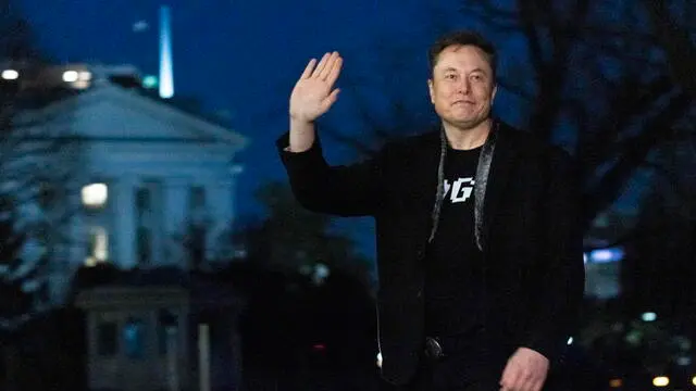 epa11952872 Elon Musk walks across the South Lawn after stepping off Marine One at the White House in Washington, DC, USA, 09 March 2025. Elon Musk joined US President Trump on a weekend trip to Trump's home in Florida. EPA/SHAWN THEW / POOL