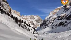 È stato rinvenuto sotto 80 centimetri di neve il corpo senza vita dello sciatore altoatesino travolto questa mattina da una valanga sopra la Val Travenanzes, a poca distanza da Cortina d'Ampezzo, 9 gennaio 2021. L'uomo, P.P., 50 anni, di Badia (Bolzano), era partito assieme a due amici da Capanna Alpina. ANSA/ SOCCORSO ALPINO E SPELEOLOGICO VENETO +++ ANSA PROVIDES ACCESS TO THIS HANDOUT PHOTO TO BE USED SOLELY TO ILLUSTRATE NEWS REPORTING OR COMMENTARY ON THE FACTS OR EVENTS DEPICTED IN THIS IMAGE; NO ARCHIVING; NO LICENSING +++