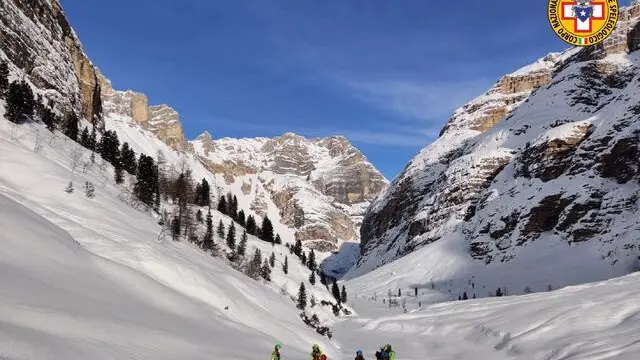 È stato rinvenuto sotto 80 centimetri di neve il corpo senza vita dello sciatore altoatesino travolto questa mattina da una valanga sopra la Val Travenanzes, a poca distanza da Cortina d'Ampezzo, 9 gennaio 2021. L'uomo, P.P., 50 anni, di Badia (Bolzano), era partito assieme a due amici da Capanna Alpina. ANSA/ SOCCORSO ALPINO E SPELEOLOGICO VENETO +++ ANSA PROVIDES ACCESS TO THIS HANDOUT PHOTO TO BE USED SOLELY TO ILLUSTRATE NEWS REPORTING OR COMMENTARY ON THE FACTS OR EVENTS DEPICTED IN THIS IMAGE; NO ARCHIVING; NO LICENSING +++