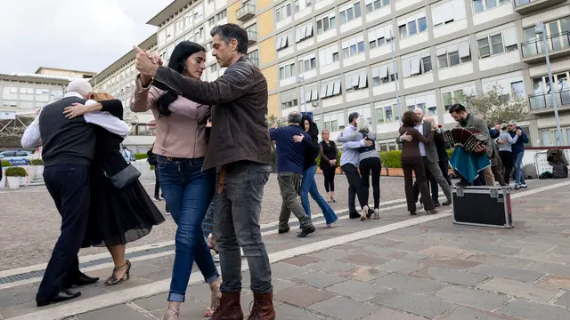 Ballerini di tango al Gemelli per Papa Francesco. Roma, 16 marzo 2025 ANSA/MASSIMO PERCOSSI