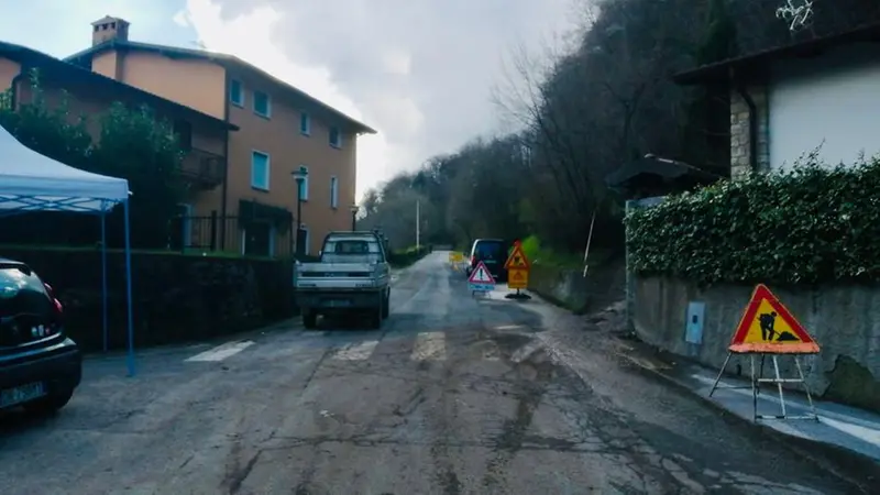 Gli interventi per rimuovere il materiale sono partiti immediatamente - © www.giornaledibrescia.it