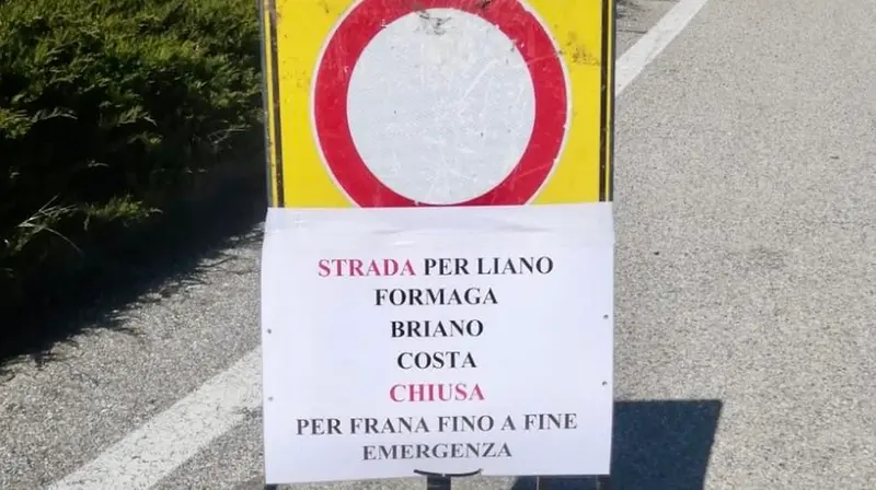 La strada interrotta a Navazzo di Gargnano - © www.giornaledibrescia.it