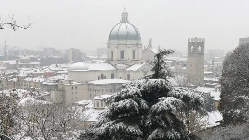 Brescia sotto la neve in una foto d'archivio - © www.giornaledibrescia.it