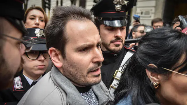 Andrea Sempio esce dalla caserma dei Carabinieri accompagnato dai suoi avvocati - © www.giornaledibrescia.it