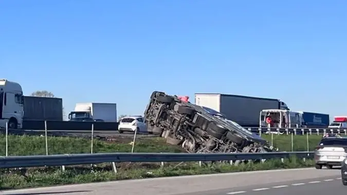 Il camion ribaltato in A4 - Foto ecodibergamo.it