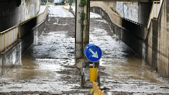 Il giorno dopo l’esondazione del torrente Rimaggio a Sesto Fiorentino Abitanti e volontari al lavoro per riportare alla normalità la cittadina Sesto Fiorentino Firenze 15 Marzo 2025 ANSA/CLAUDIO GIOVANNINI