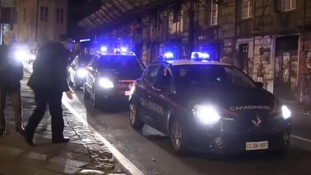 I Carabinieri nei pressi del luogo del sequestro e della violenza, Genova, 15 marzo 2024. Ha sequestrato una donna di 30 anni in casa sua impedendole di uscire e ha tentato di violentarla finché la donna non è riuscita a chiedere aiuto tramite un'amica. Per questo i carabinieri della stazione di Sampierdarena hanno arrestato, accusandolo di violenza sessuale e sequestro di persona, un cittadino romeno di 21 anni. Secondo quando raccontato dalla vittima i due erano conosciuti su un noto sito di incontri e avevano fissato un appuntamento a casa di lui, nel quartiere di Sampierdarena. Ma la donna, quando ha visto che il giovane si stava dimostrando aggressivo, ha mandato la posizione del luogo dove si trovava a un'amica che ha provato a raggiungerla. L'amica, non riuscendo a individuare l'abitazione, ha chiamato i carabinieri. ANSA/ FABRIZIO CERIGNALE