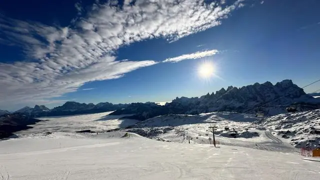 Le piste da sci di Falcade, sulle Dolomiti bellunesi, il giorno di Santo Stefano, 26 dicembre 2023. ANSA/DIEGO COSTA