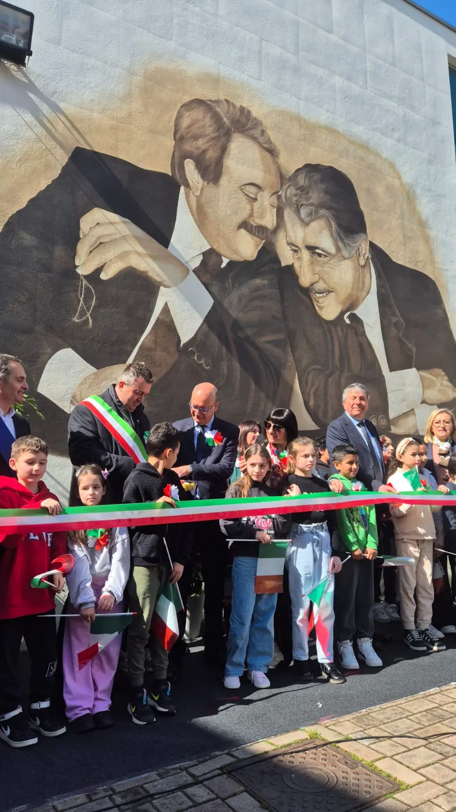 Il ministro Valditara inaugura il murales della legalità dedicato a Giovanni Falcone e Paolo Borsellino