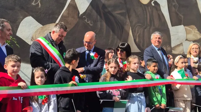 Il ministro Valditara inaugura il murales della legalità dedicato a Giovanni Falcone e Paolo Borsellino