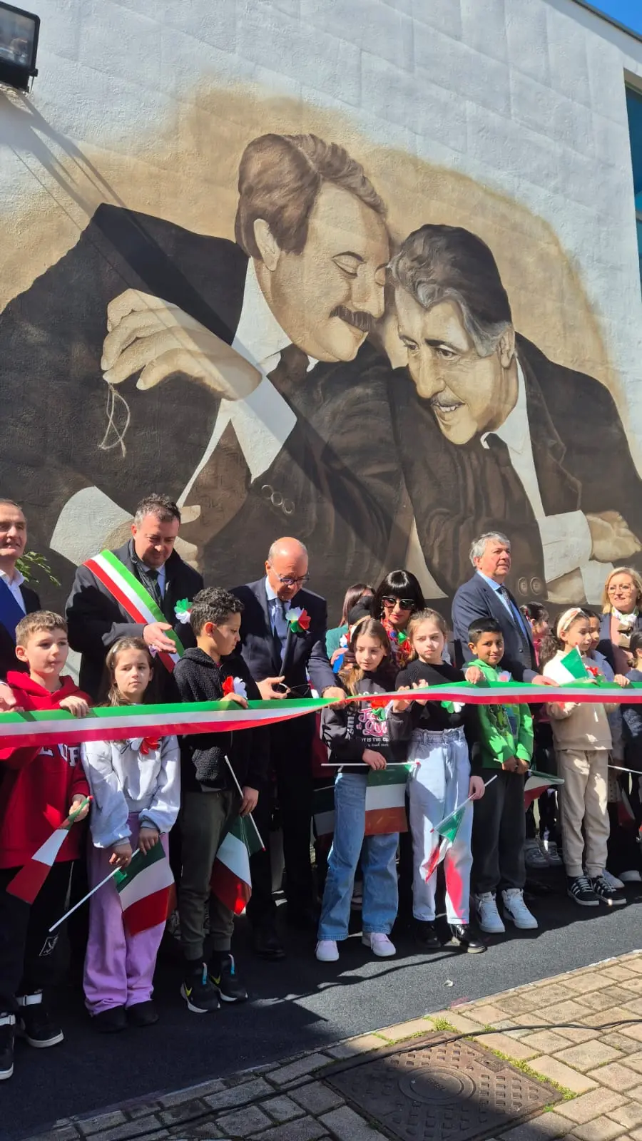 Il ministro Valditara inaugura il murales della legalità dedicato a Giovanni Falcone e Paolo Borsellino