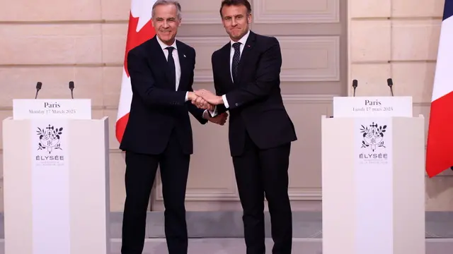 epa11969680 French President Emmanuel Macron (R) and Canada's Prime Minister Mark Carney (L) shake hands after giving a joint statement during their meeting at the Elysee Palace in Paris, France, 17 March 2025. EPA/Thomas Padilla / POOL MAXPPP OUT