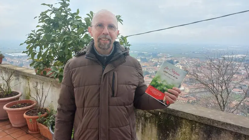 Fra Stefano con il suo nuovo libro