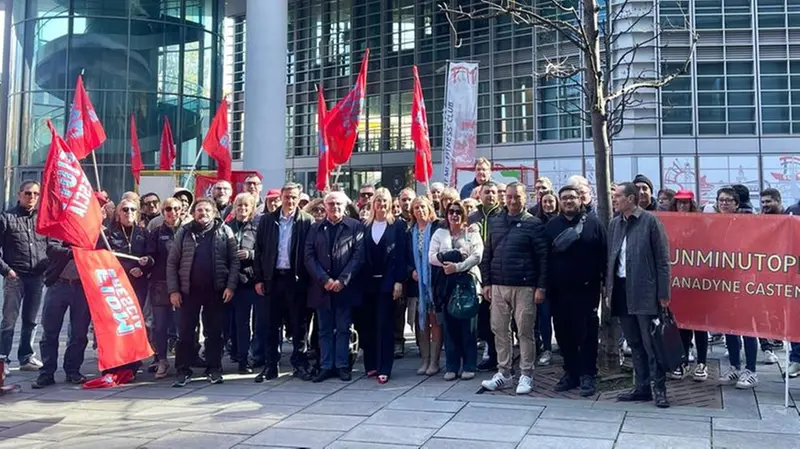 I lavoratori della Stanadyne fuori da Palazzo Lombardia