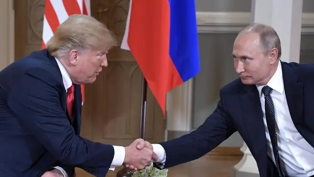 epa06892804 Russian President Vladimir Putin (R) shakes hands with US President Donald J. Trump (L) during their one-to-one meeting at the Presidential Palace in Helsinki, Finland, 16 July 2018. EPA/ALEXEY NIKOLSKY/SPUTNIK/KREMLIN / POOL MANDATORY CREDIT