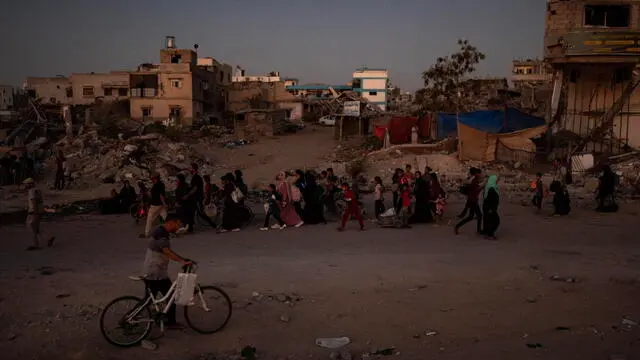 epa11451405 Palestinians flee at night from Khan Yunis after an evacuation order issued by the Israeli army to leave the eastern part of the Khan Yunis camp, in the southern Gaza Strip. on 01 July 2024. More than 37,000 Palestinians and over 1,400 Israelis have been killed, according to the Palestinian Health Ministry and the Israel Defense Forces (IDF), since Hamas militants launched an attack against Israel from the Gaza Strip on 07 October 2023, and the Israeli operations in Gaza and the West Bank which followed it. EPA/HAITHAM IMAD