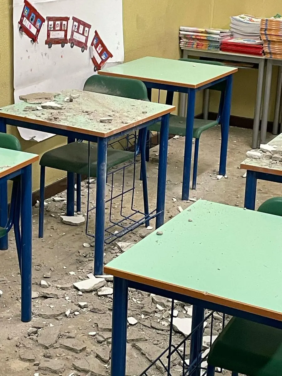 I calcinacci caduti nell'aula della scuola prima di Inzino, a Gardone Valtrompia