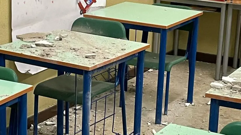 I calcinacci caduti nell'aula della scuola prima di Inzino, a Gardone Valtrompia