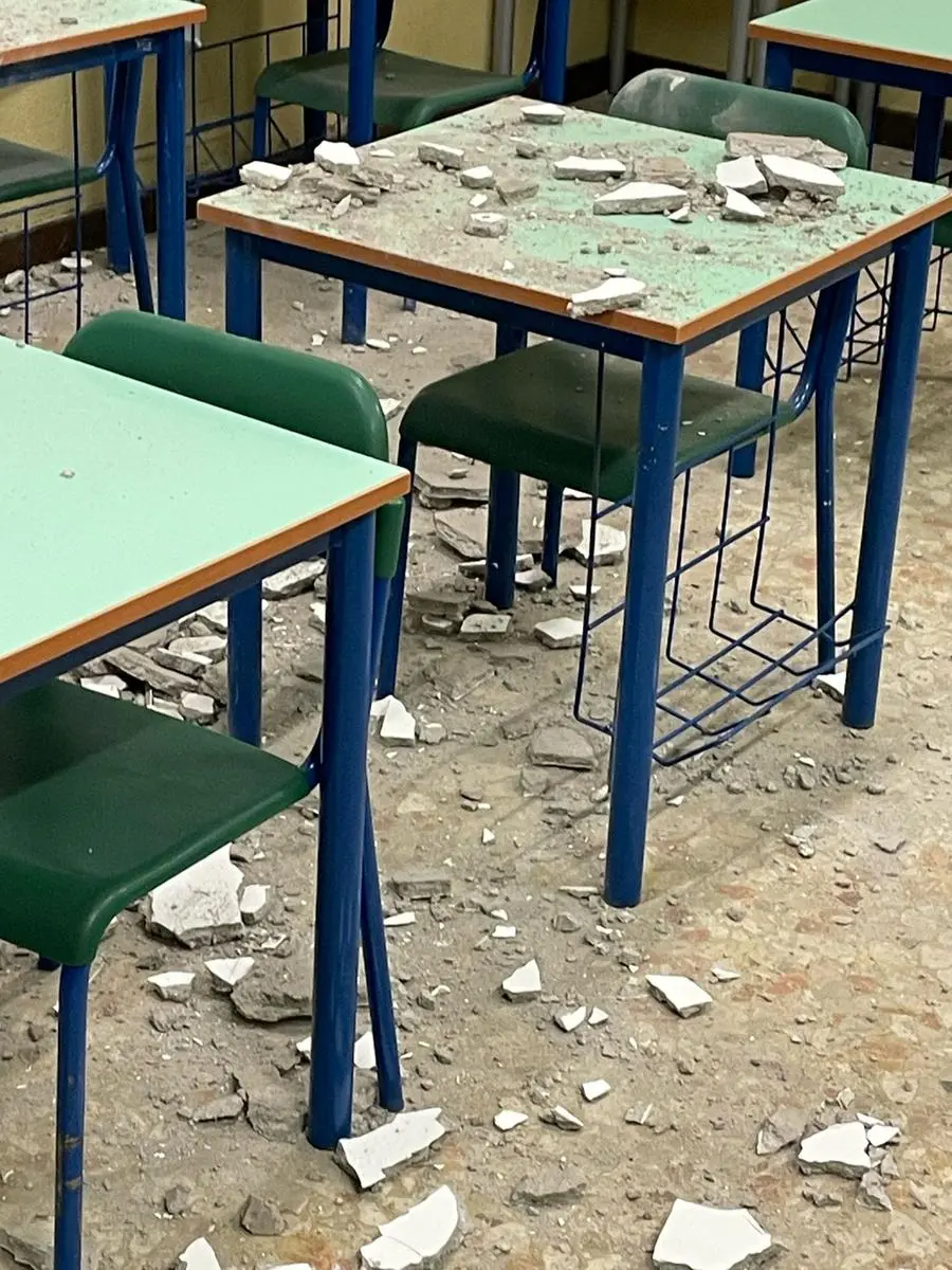 I calcinacci caduti nell'aula della scuola prima di Inzino, a Gardone Valtrompia