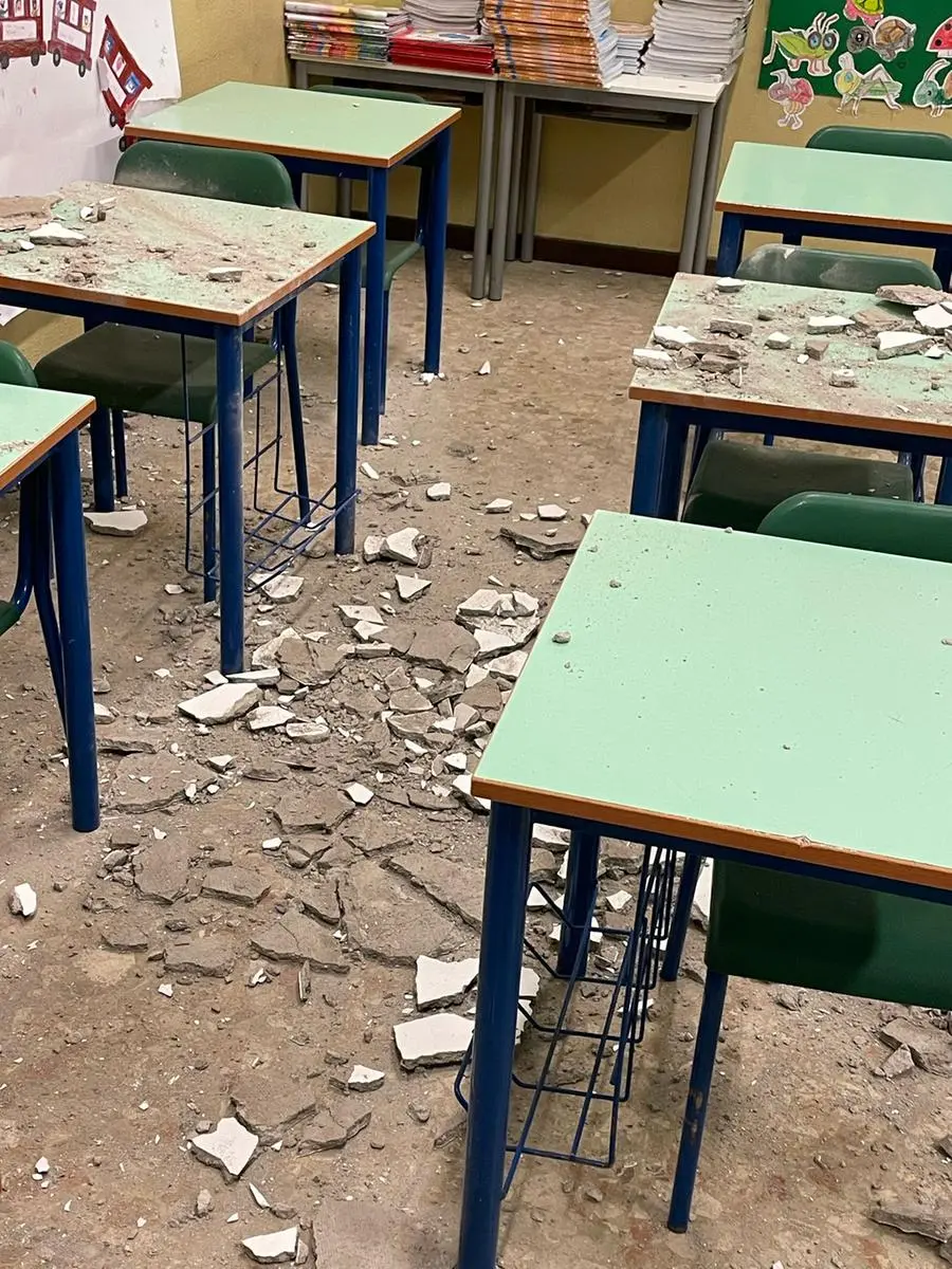 I calcinacci caduti nell'aula della scuola prima di Inzino, a Gardone Valtrompia