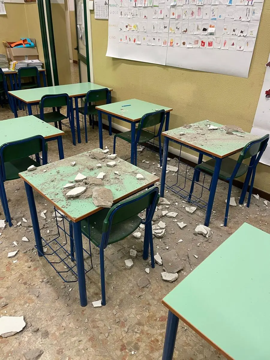 I calcinacci caduti nell'aula della scuola prima di Inzino, a Gardone Valtrompia