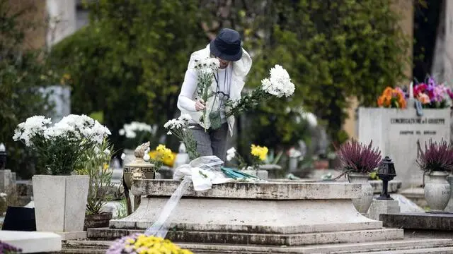 Visitatori portano fiori sulle tombe dei propri cari nel cimitero del Verano durante la festivita' di Ognissanti, Roma, 1 novembre 2018. ANSA/MASSIMO PERCOSSI