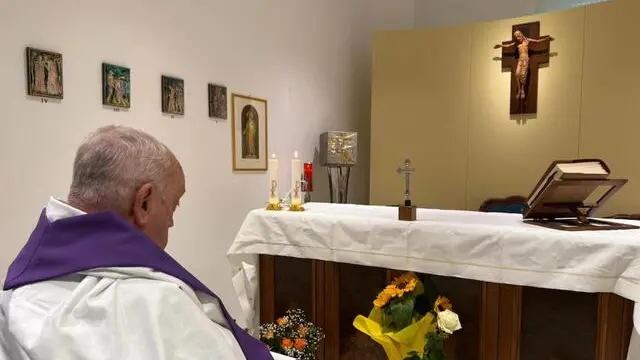 Papa Francesco in una foto, la prima da quando è stato ricoverato al Gemelli, lo scorso 14 febbraio, diffusa dalla Sala Stampa vaticana. Si vede il Papa che concelebra la messa nella cappellina dell'ospedale, ripreso di lato, 15 marzo 2025. ANSA/SALA STAMPA DELLA SANTA SEDE +++ NPK +++ NO SALES, EDITORIAL USE ONLY +++