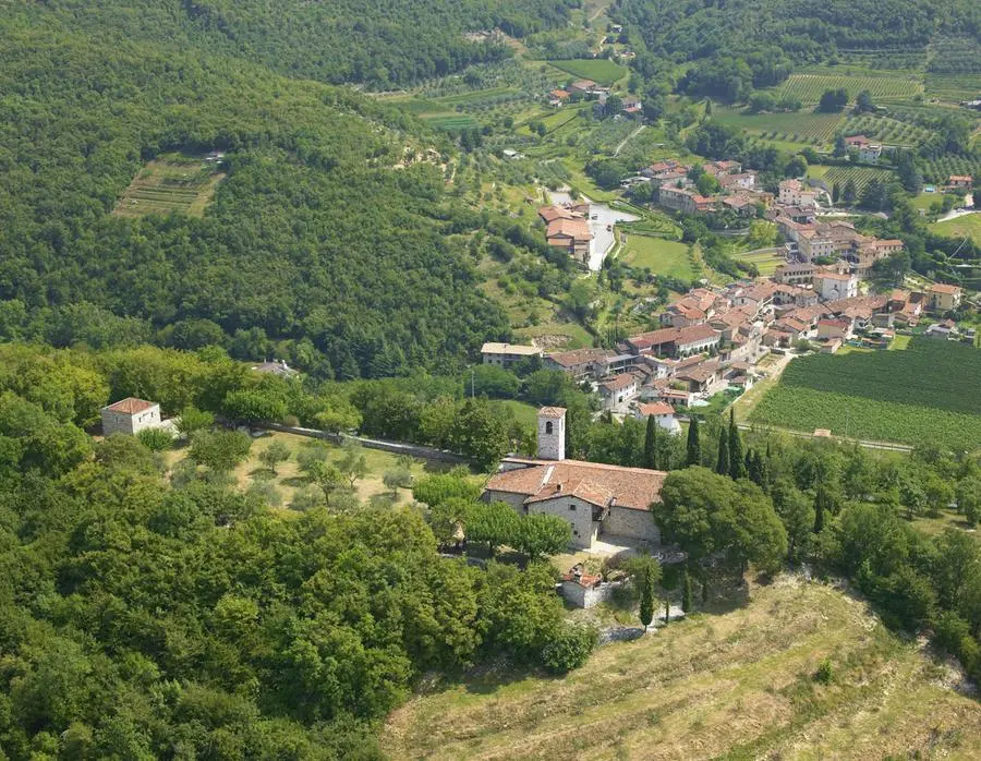 Una veduta del colle di San Michele, il santuario della Madonna di Avello e, a fianco, il maglio Averoldi di Ome