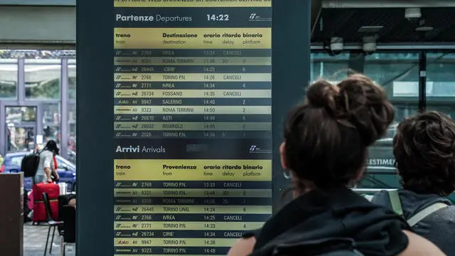 Forti disagi al trasporto ferroviario nella giornata di domenica 7 luglio a causa dello sciopero dei treni. La situazione alla stazione Torino Porta Susa ANSA/JESSICA PASQUALON