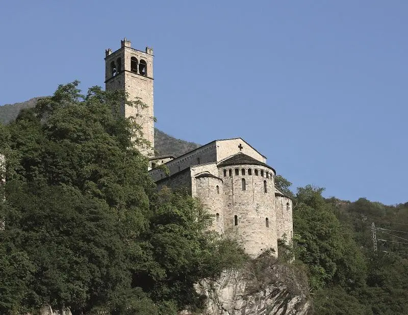 La romanica pieve di San Siro a Capo di Ponte si affaccia sulla vallata con l'abside - © www.giornaledibrescia.it