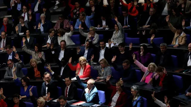 epaselect epa11971305 Members of parliament vote on the agenda during a special plenary session of the German parliament 'Bundestag', in Berlin, Germany, 18 March 2025. The German Bundestag will vote on a draft law to ease the debt brake for defence spending, including a 500 billion euro fund for investments in infrastructure and climate neutrality. EPA/HANNIBAL HANSCHKE