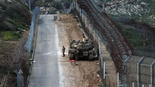 epaselect epa11970293 An Israeli tank patrolling along the security fence before entering the buffer zone between Israel and Syria, near the Druze Village of Majdal Shams, in the Israeli-annexed Golan Heights, 17 March 2025. Israel is boosting troop presence on the Golan Heights amid developments in Syria. EPA/ATEF SAFADI