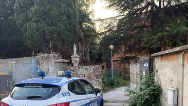 Tre morti monossido. Foto ingresso dello stabile dove sono stati trovati cadaveri e del braciere nella stanza probabile causa monossido